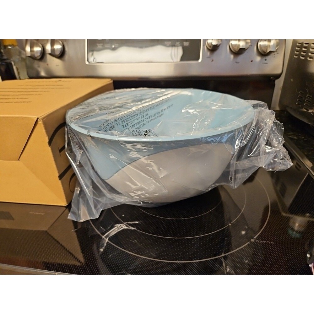 New In Box Pampered Chef 4 QT Plastic Mixing Bowl Blue & White